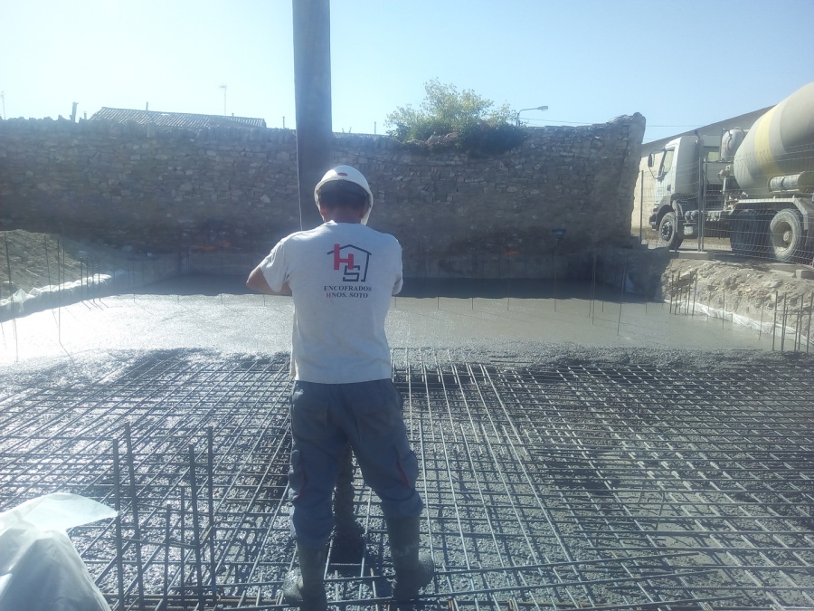 trabajador haciendo una solera de hormigón en zaragoza