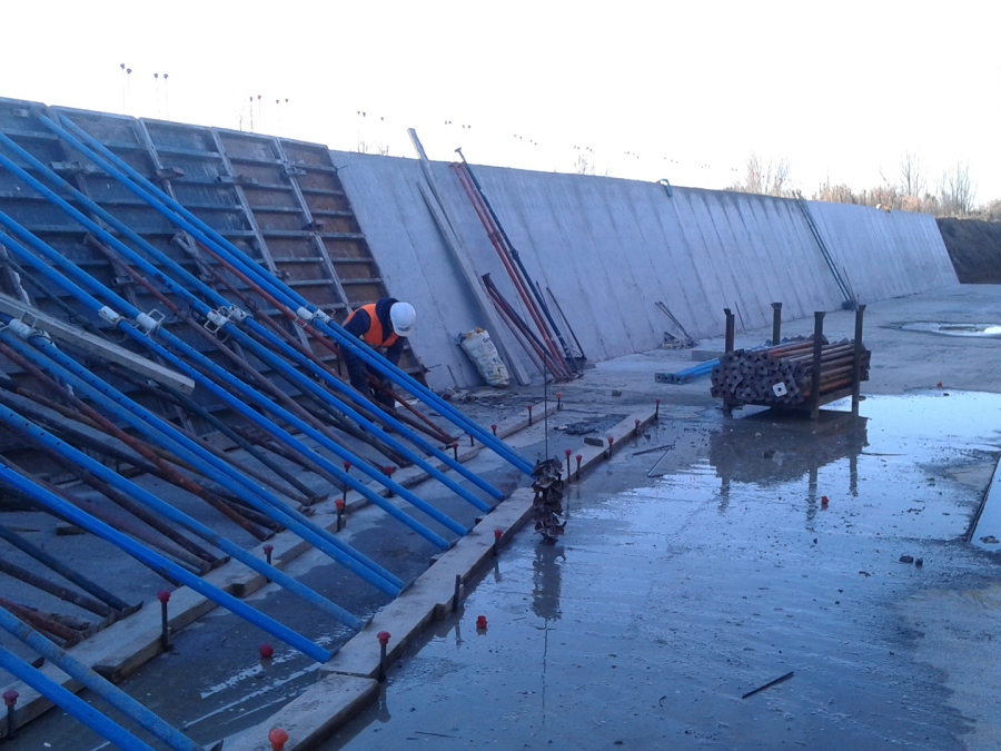 trabajadores haciendo un muro de hormigón